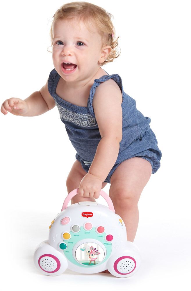 Menina pequena a brincar com brinquedo empurrar colorido