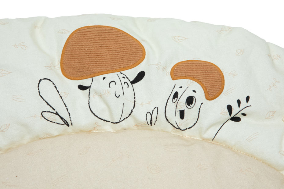 Almofada de apoio para bebé com ovelhas desenhadas e detalhes castanhos em tecido