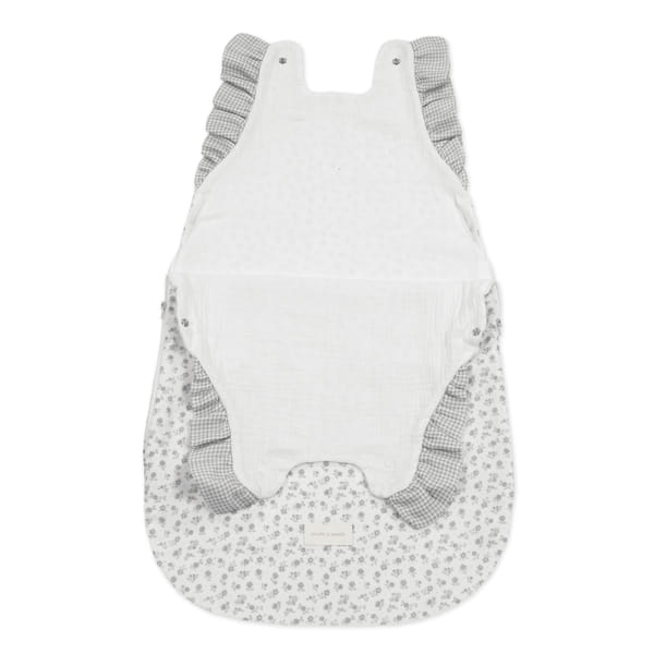 saco de dormir para bebé branco e cinza com padrão floral e detalhes em xadrez cinza