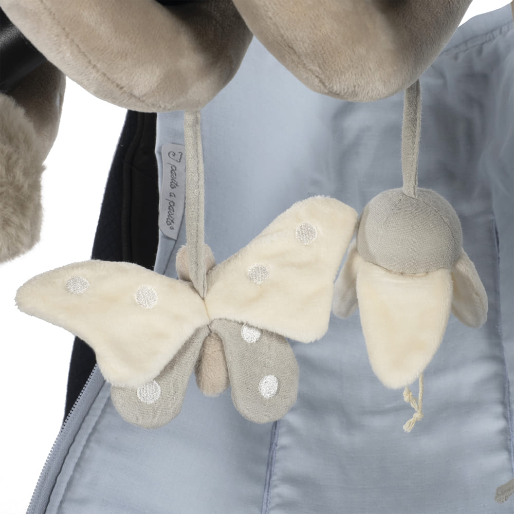 Brinquedos pendurados de tecido macio bege e cinza com bolinhas brancas