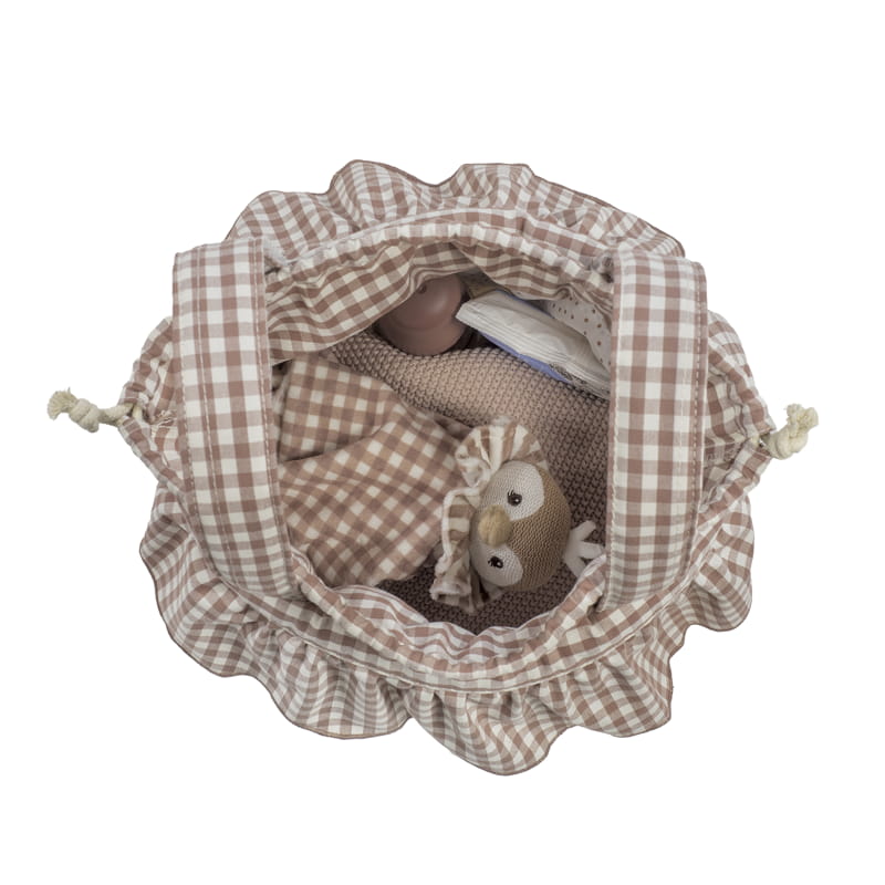 Saco de bebé xadrez bege e branco com brinquedo, manta, chupeta e fralda