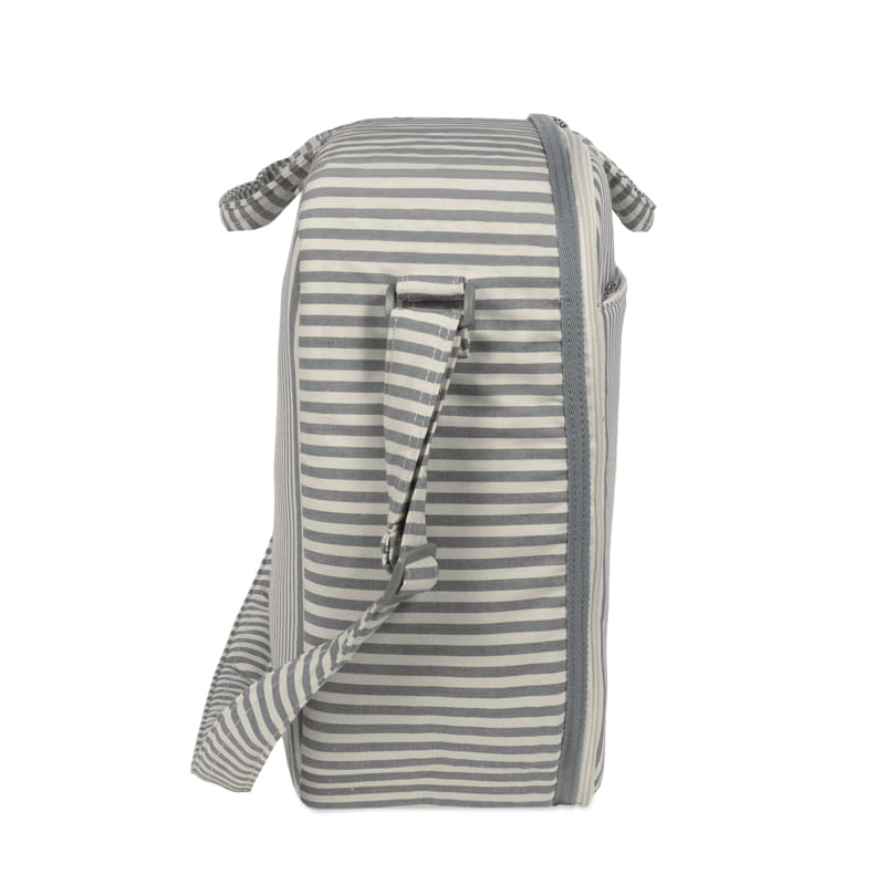 Mala de transporte cinzenta e branca com padrão de riscas horizontais vista lateral