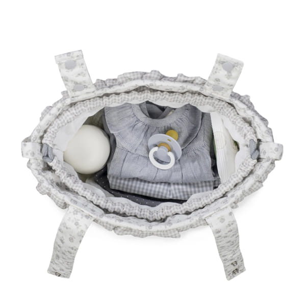 Mala de bebé aberta vista de cima com roupa e acessórios dentro