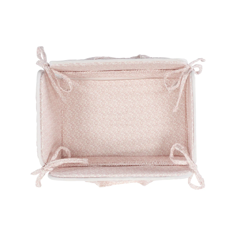 Cesto retangular de tecido rosa com padrão floral branco visto de cima