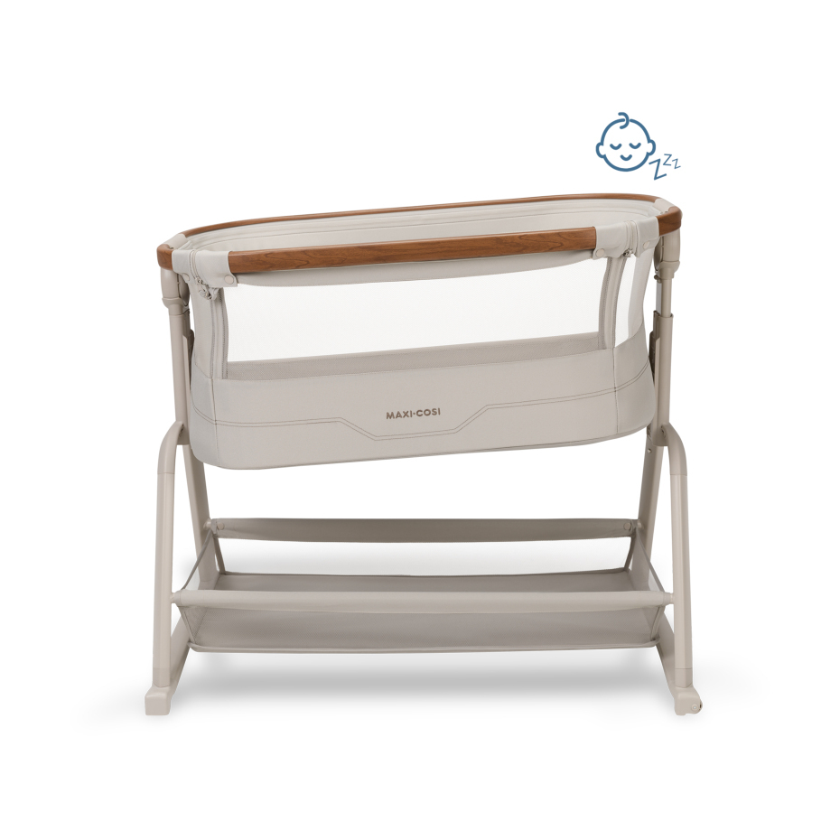 Berço de bebê bege com detalhes em madeira e painel de tecido e malha