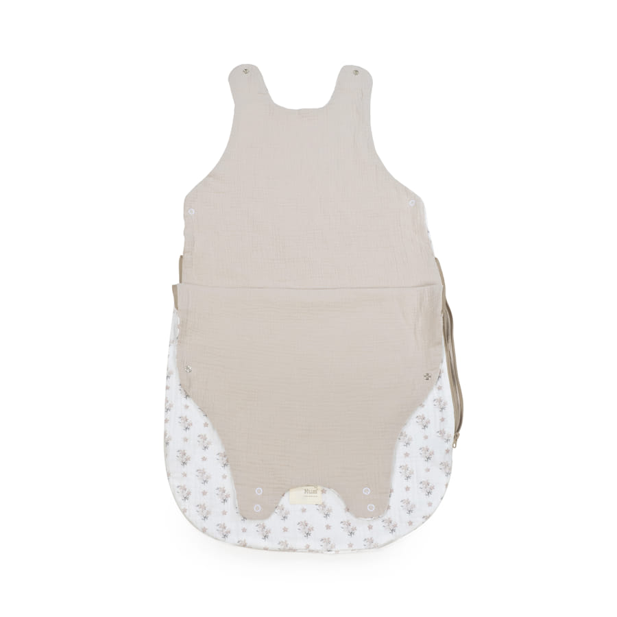 Saco de dormir para bebé bege e branco com padrão floral