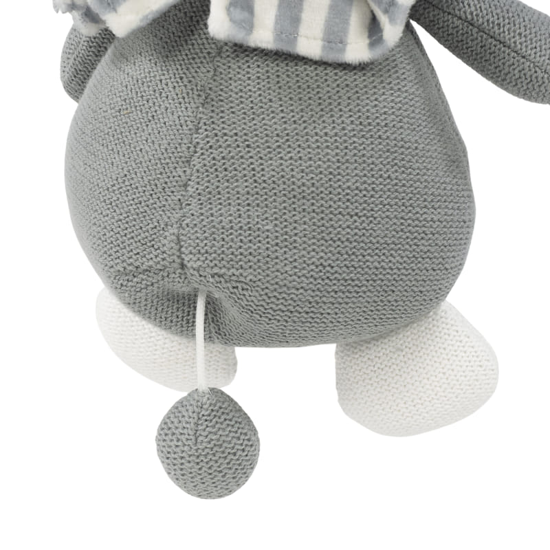 Produto de peluche de malha cinzenta e branca com cauda redonda pendurada