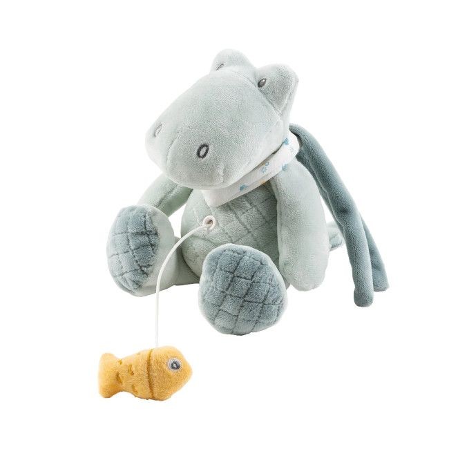 Pelúcia de crocodilo cinza com peixe amarelo em fundo branco