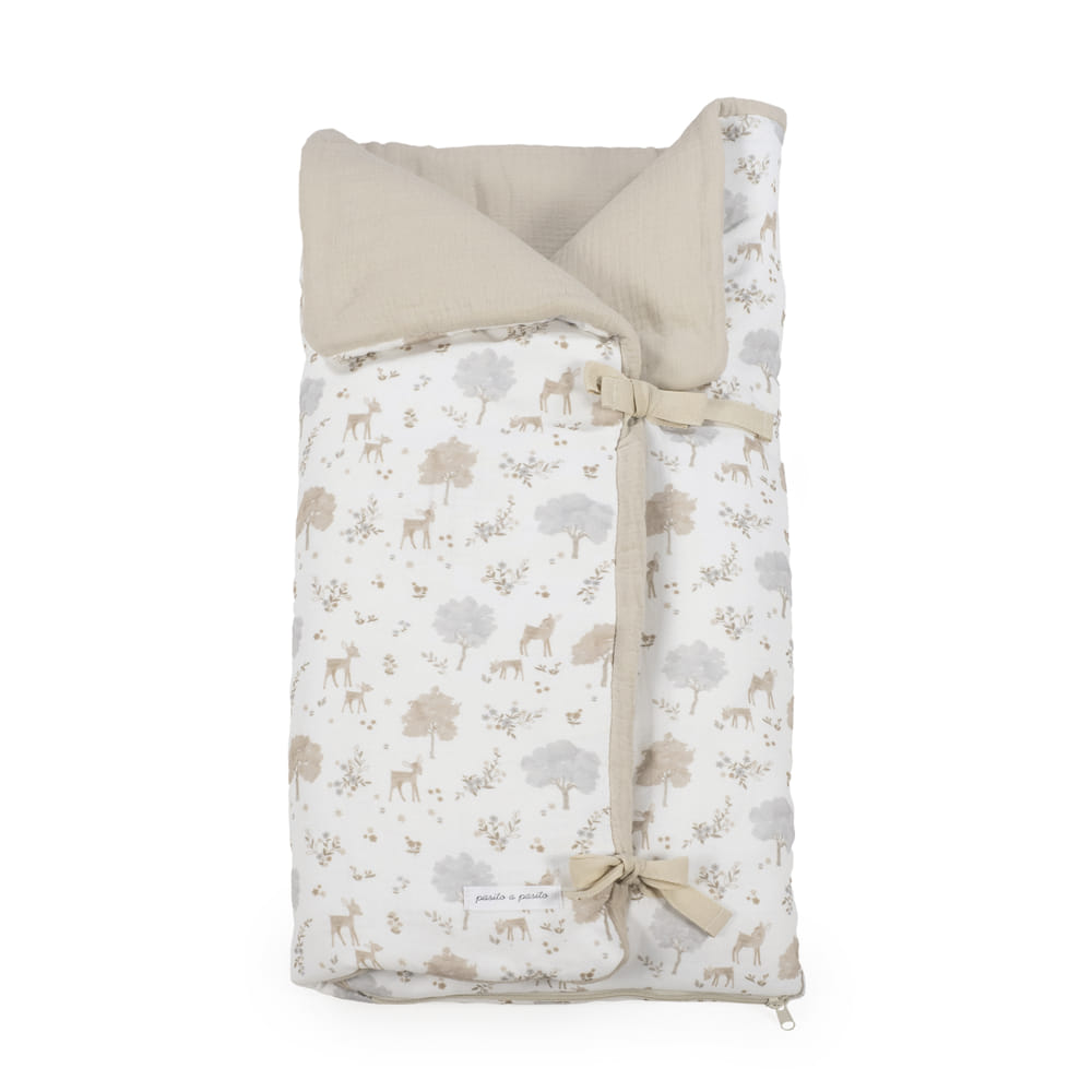Saco de dormir para bebé com padrão de árvores e animais em cores neutras