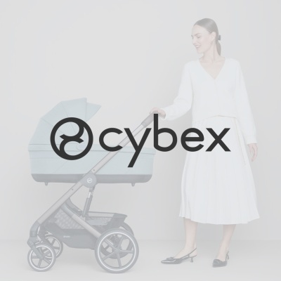 Carrinho de bebé azul claro Cybex com mulher vestida de branco ao lado