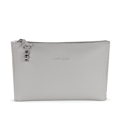 Bolsa cinzenta clara em pele sintética com fecho prateado e pendentes esféricos