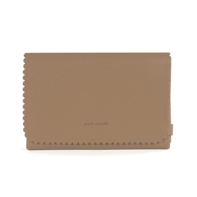 Carteira bege em pele sintética com bordas dentadas e logo paula e paula