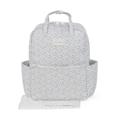 Mochila branca com padrão floral azul e etiqueta pasito a pasito.