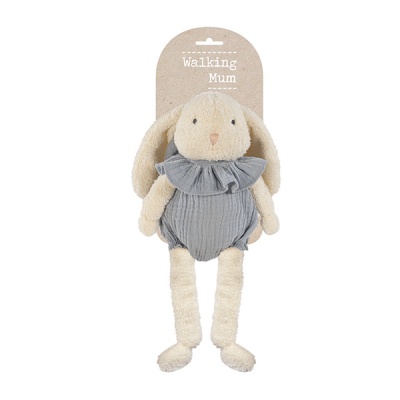 Pelúcia de coelho creme com roupa cinzenta e etiqueta Walking Mum