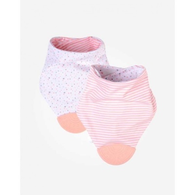 Dois babetes triangulares para bebé, um riscas cor-de-rosa e branco, outro com pequenas estrelas coloridas em branco