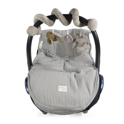 Capa cinza com padrão texturizado em cadeirinha de bebé e brinquedos pendurados.