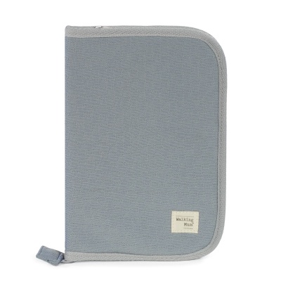 Estojo azul claro com fecho e etiqueta WALKING MUSE