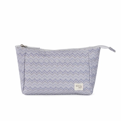 Bolsa de tecido cinza e lilás com padrão zig-zag e fecho de correr