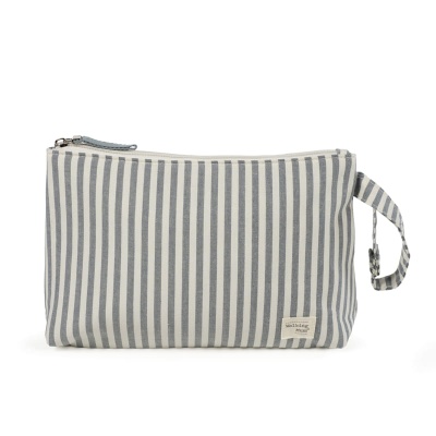 Bolsa de tecido riscada cinza e branco com fecho e alça lateral