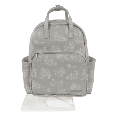 Mochila cinza com padrão floral branco e duas mantas brancas