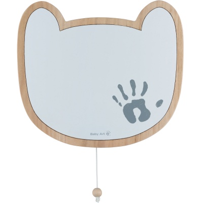 Espelho infantil em forma de rosto de urso com moldura em madeira clara e impressão de mão cinzenta.
