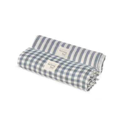 Dois tecidos enrolados com padrões às riscas e xadrez cinza e branco e etiqueta Walking Mum