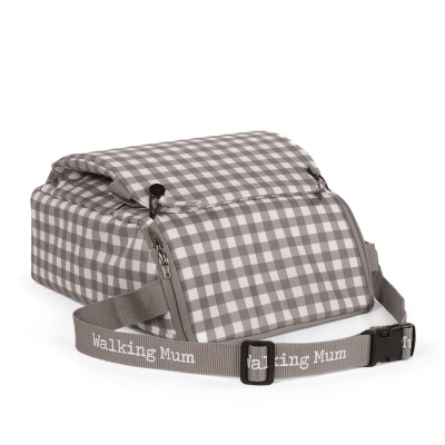 Mala térmica cinzenta e branca com padrão de quadrados e correia com texto Walking Mum