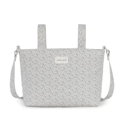 Mala de tecido com padrão floral azul claro e branco com etiquetas