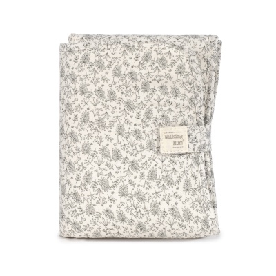 Têxtil dobrado com padrão floral cinzento e etiqueta Walking Mum