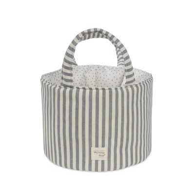 Cesto redondo de tecido riscado cinzento e branco com alças.