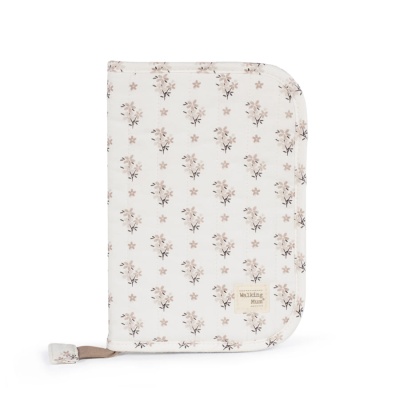 Capa protetora branca com padrão floral e etiqueta 'Walking Mum'