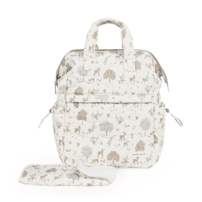 Mochila branca com padrão castanho e cinzento de animais e árvores e almofada combinando