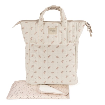Mochila bege com padrão de pequenas flores castanhas e muda fraldas com padrão de bolinhas castanhas.