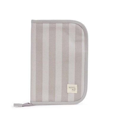 Capa com riscas cinza e bege com etiqueta 'Waiting Mum'