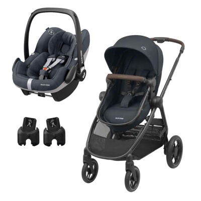 Carrinho de bebé azul escuro e cadeira auto com estrutura preta e volante castanho