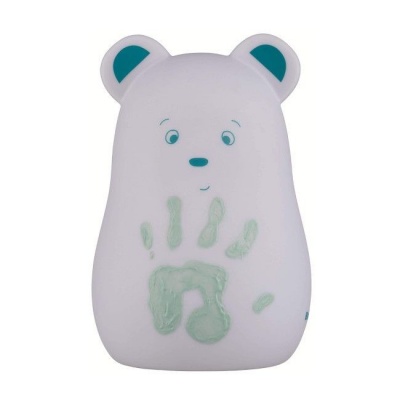 Urso branco com orelhas azuis e mão verde na frente
