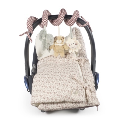 Cadeira de bebé com manta bege floral, brinquedos de peluche e barra xadrez