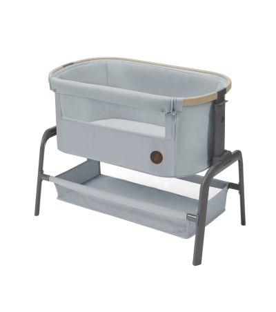 Berço portátil para bebé cinza claro com estrutura metálica e compartimento inferior