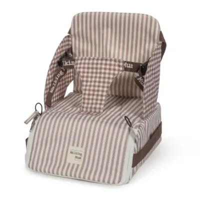 Cadeira de bebé portátil riscada bege e branca com cintos e etiqueta Walking Mum