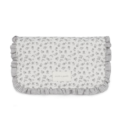 Carteira de tecido branco com padrão floral cinza e bordos com folhos xadrez cinza e branco