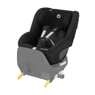 Cadeira auto infantil Maxi-Cosi preta com cintos cinza e conectores ISOFIX amarelos