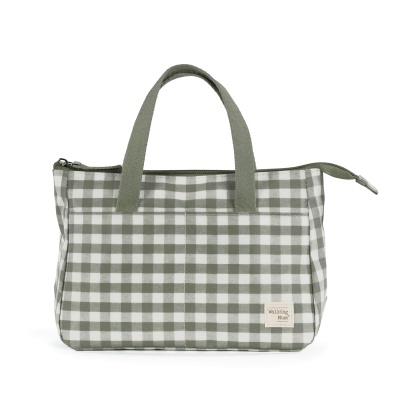 Bolsa tipo tote xadrez verde e branco com alças e etiqueta Walking Mum