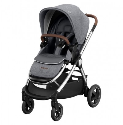Carrinho de bebé cinzento com estrutura metálica e rodas pretas