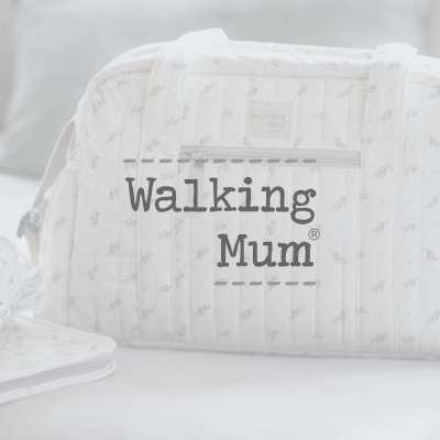 Mala de maternidade branca acolchoada com padrão cinzento e etiqueta 'Walking Mum'