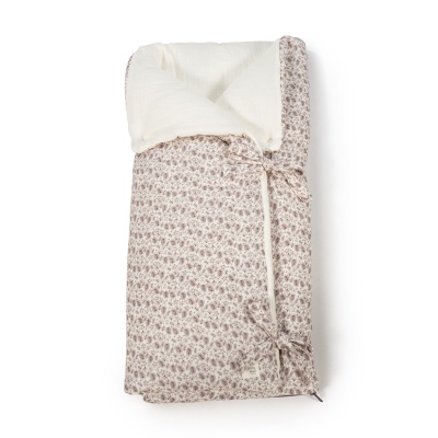 Saída de bebé acolchoada com padrão floral castanho e branco