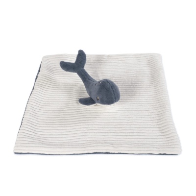 Tapete branco com textura canelada e peluche de baleia azul escuro