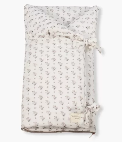 Saco de bebé branco com padrão de flores cinzentas e laços