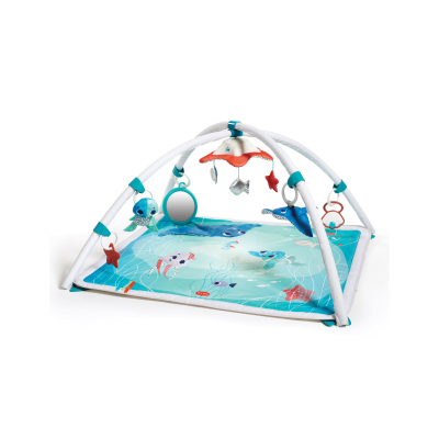 Tapete de atividades para bebés azul com arco branco e brinquedos pendurados