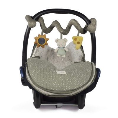 cadeira de bebé cinza com almofada e móbile com brinquedos de tecido