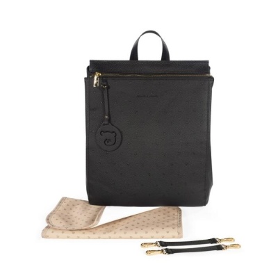 Mochila preta com faixa bege e alças douradas em fundo branco